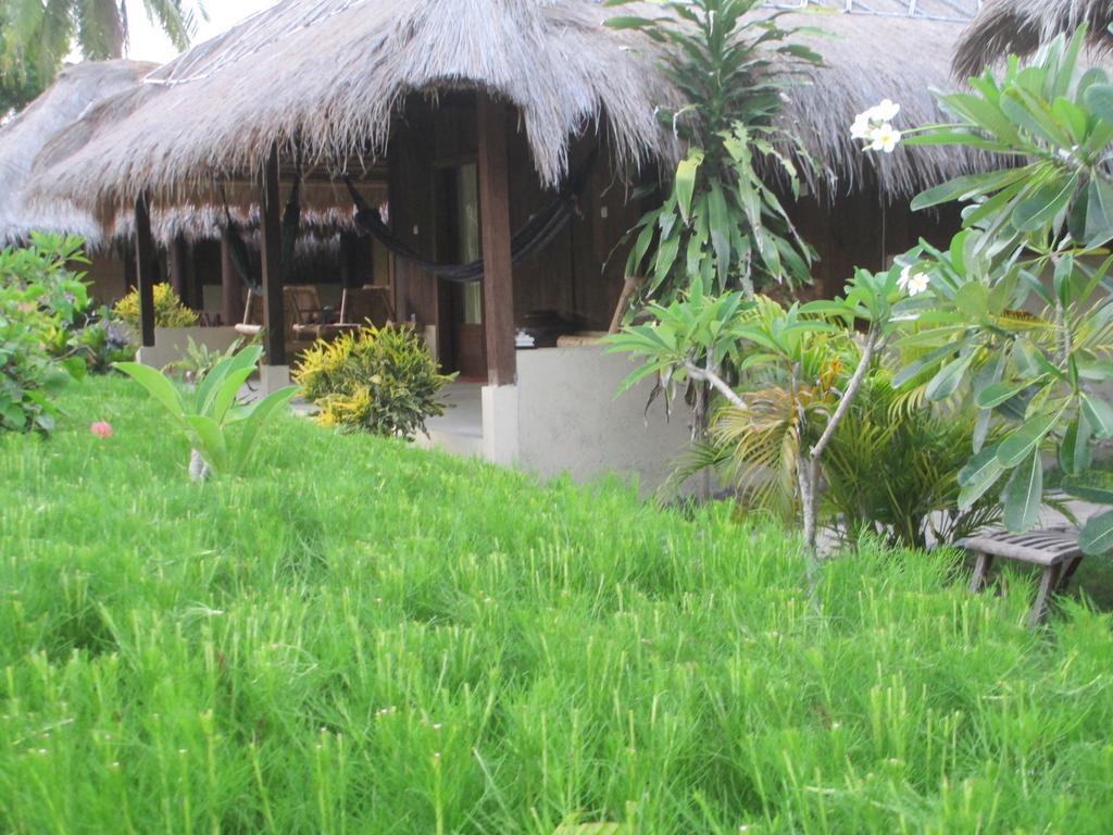 Selong Belanak Bungalows Extérieur photo